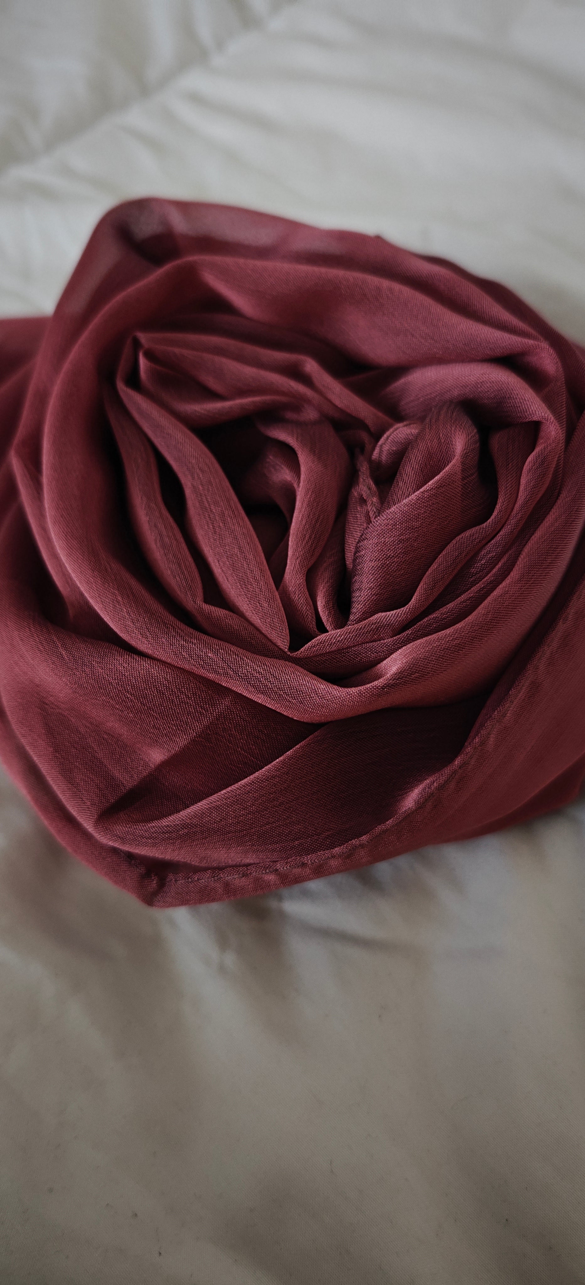 Hijab mousseline satiné pourpre